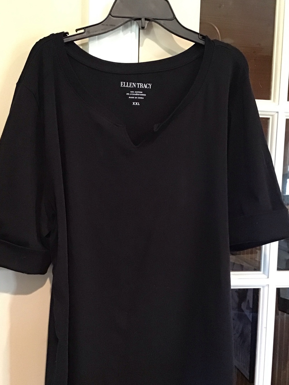 Ellen Tracy Black Short Sleeve V-Neck Top